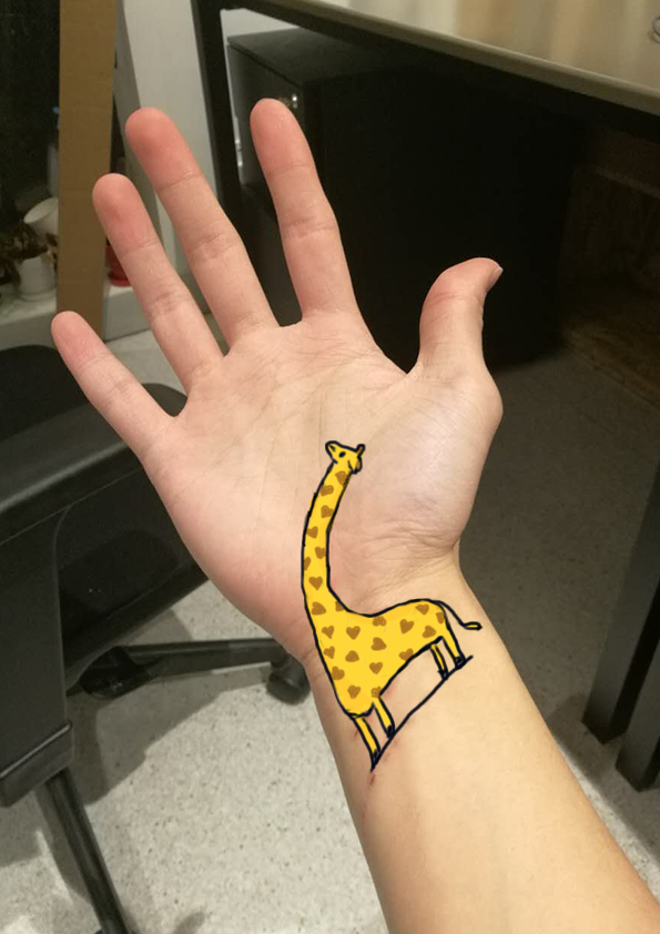 画满爱心的长颈鹿